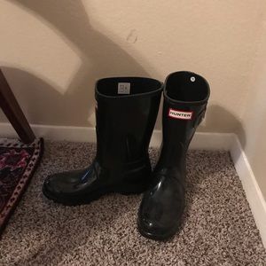 Black mid-height rain boots